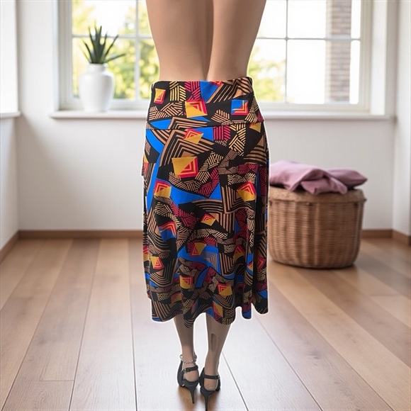 LelaRue Skirt a blend of polyester and spandex lots of stretch very stylish. - Picture 7 of 7